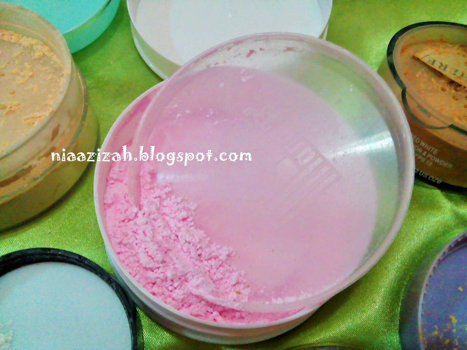 ♥Nia Azizah♥: REVIEW Bedak Tabur dari 5 Merk yang Berbeda