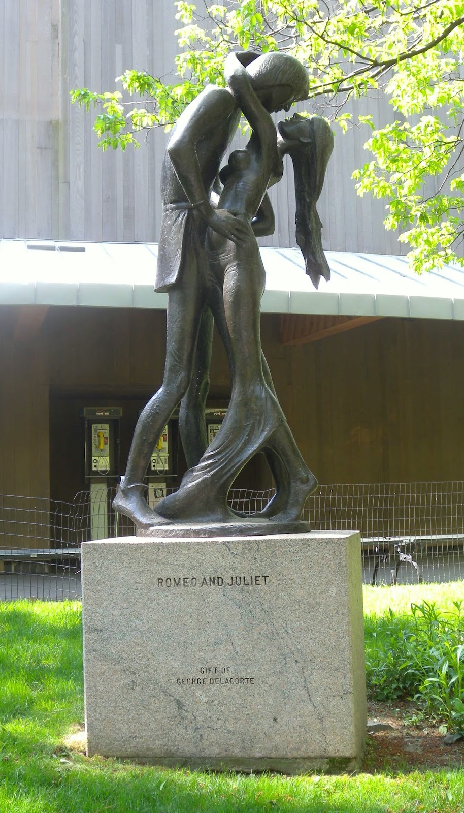 Statues Quo Romeo and Juliet (Roméo et Juliette)