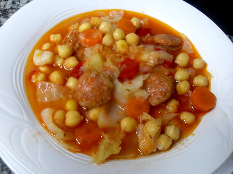 Potaje de garbanzos con chorizo y verduras.