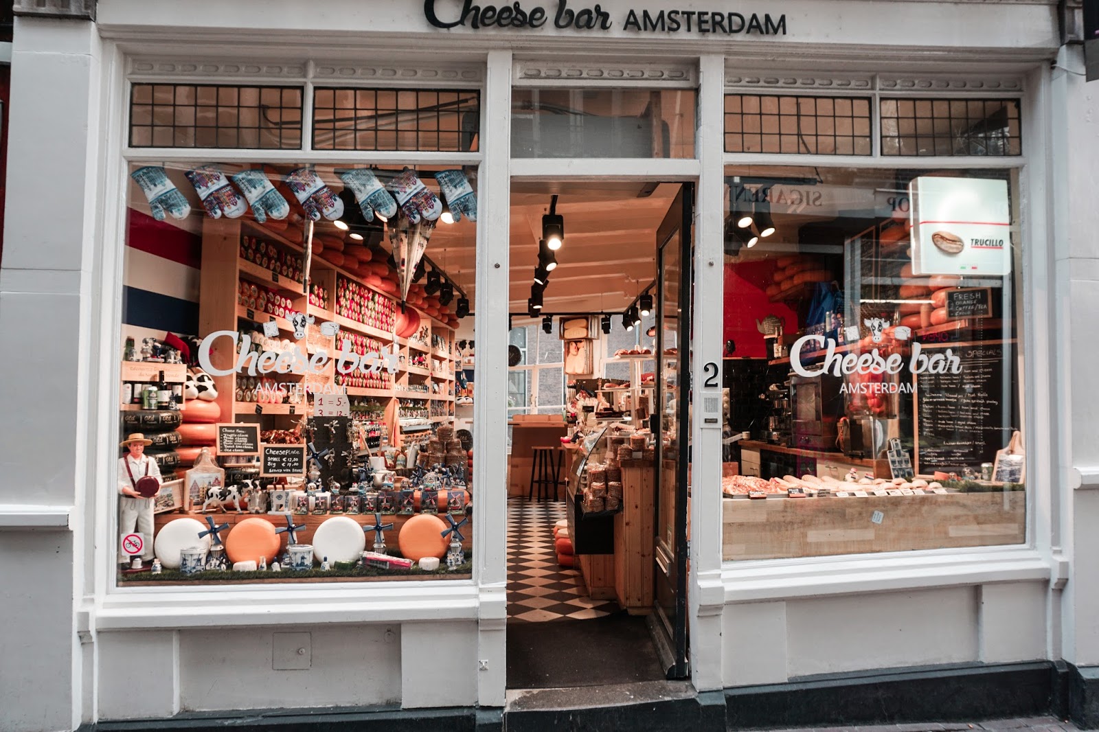 Gdzie zjeść w Amsterdamie? - Moje ulubione miejsca Amsterdam, Holandia, podróż do Amsterdamu, gdzie zjeść w Amsterdamie, gdzie niedrogo zjeść w Amsterdamie, Amsterdam polecane restauracje, blog podróżniczy, podróż do Holandii, architektura Amsterdamu, ile kosztują restauracje w Amsterdamie