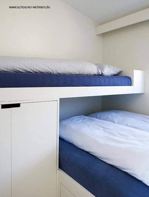 Camas superpuestas Casa cabaña nórdica contemporánea dormitorio