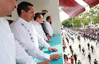 El gobernador Carlos Joaquín preside el desfile conmemorativo del CVII Aniversario de la Revolución Mexicana