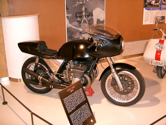 Obra de la família Batlló, feta al seu garatge, va corre les 24 Hores Motociclistes de Montjuïch en 1971 i 1972, on la vaig veure personalment.