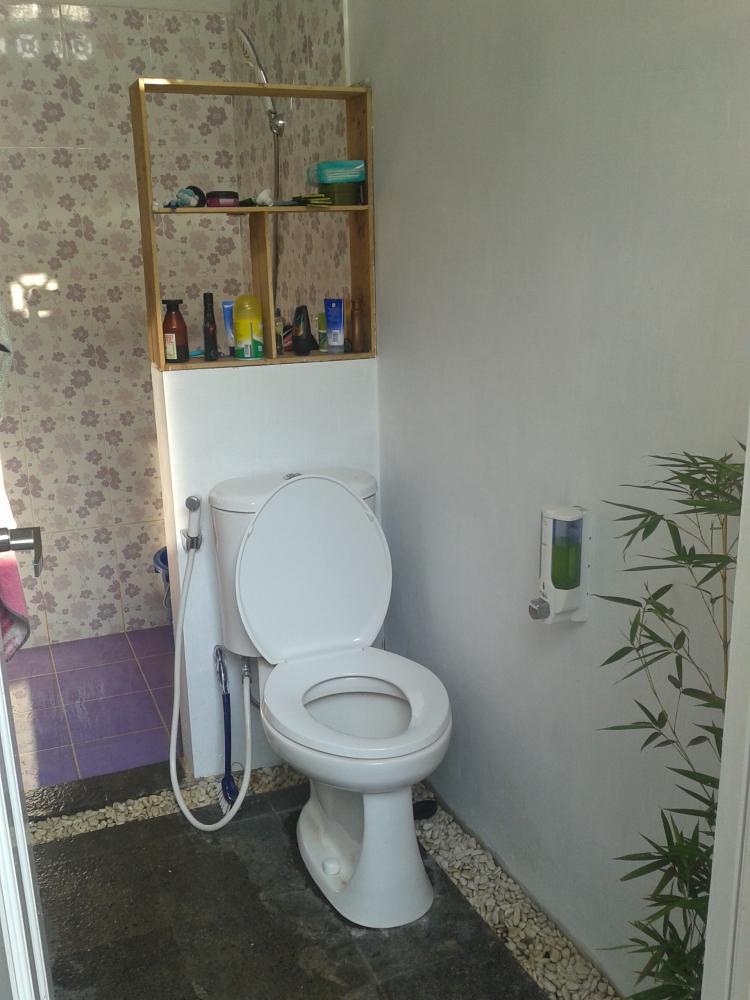 Kamar mandi shower dibelakang, WC duduk di depan 