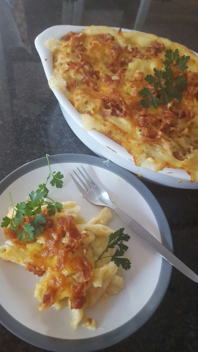 Classic Extra Creamy Macaroni Cheese with Bacon
