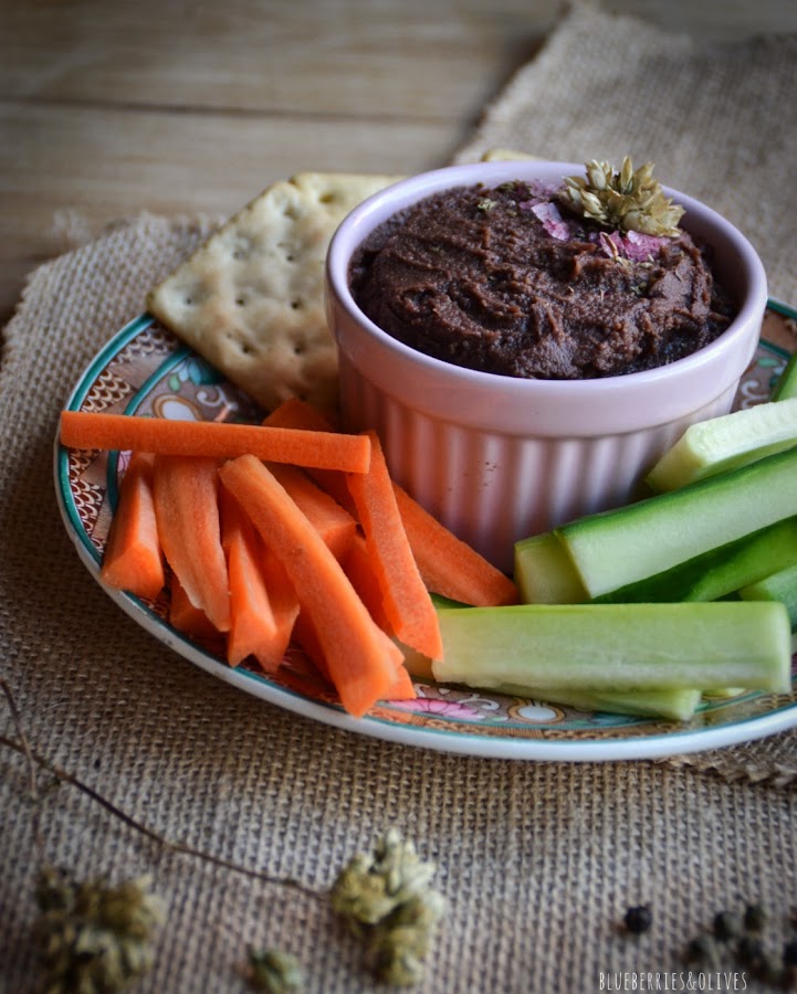 PATÉ UNTABLE AZUKI CEBOLLA CARAMELIZADA CON CRUDITÉS SOBRE MANTEL RAFIA Y MADERA