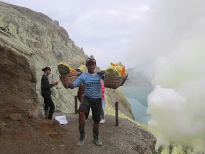 The sulfure mining The miner bring up sulfure