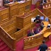 Ξύλο από τον Βαρβιτσιώτη στον Μουζάλα στη Βουλή - ΒΙΝΤΕΟ