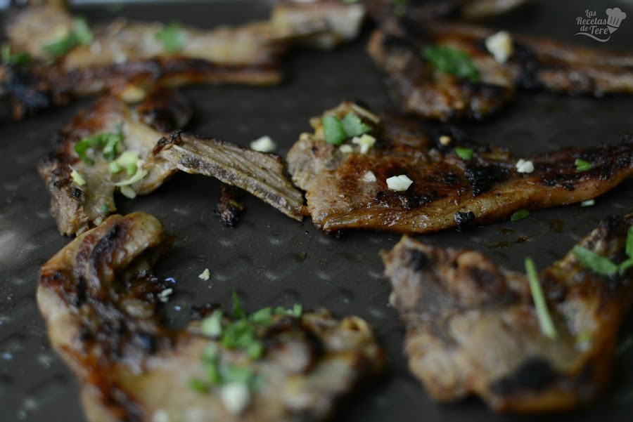 Chuletillas-de-cordero-con-salsa-de-vino-tinto-y-uvas-02