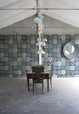 Carta da parati Azul di Christian Benini per Wall and Deco che simula le piastrelle carta da parati, Azul, Christian Benini, Wall and Deco