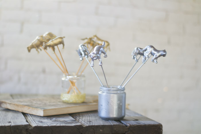 Palitos con animalitos de plástico diy