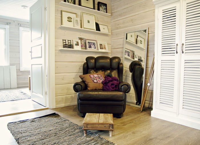 vintage leather chair, lether carpet, nahkamatto, aula, hall, lobby, hirsitalo, log home