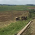 Caminhão que carregava máquina escavadeira cai em barranco na PR-483