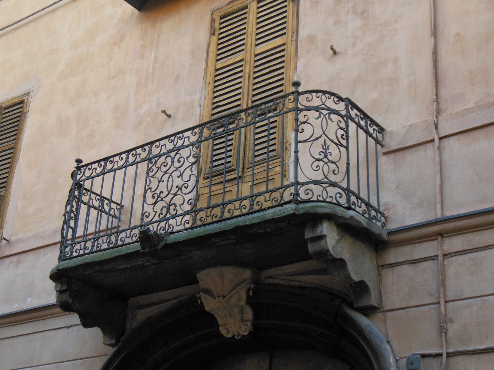 Cuneo e dintorni antichi balconi in ferro battuto nel for Foto di ringhiere in ferro battuto