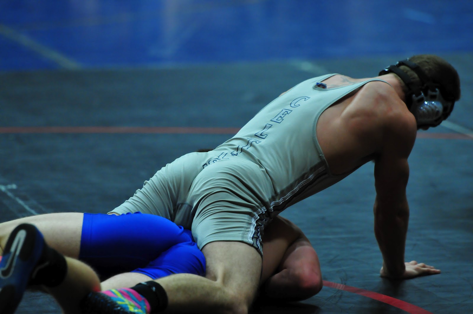 борьба полов. борцы откровенно. американская вольная борьба. вольная борьба партер. вольная борьба мужчины.