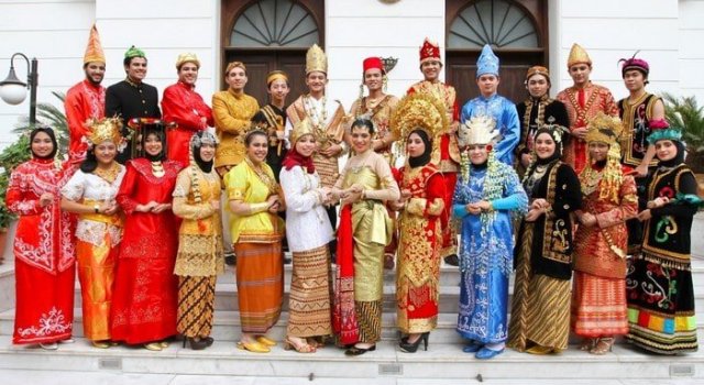 CIRI POKOK SISTEM DAN STRUKTUR SOSIAL MASYARAKAT DI