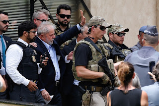 Após duas horas Lula deixa velório do neto e retorna para carceragem da PF – VEJA VÍDEO