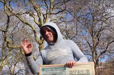 Un hombre antisemita hostiga a judíos ortodoxos en un parque de Londres