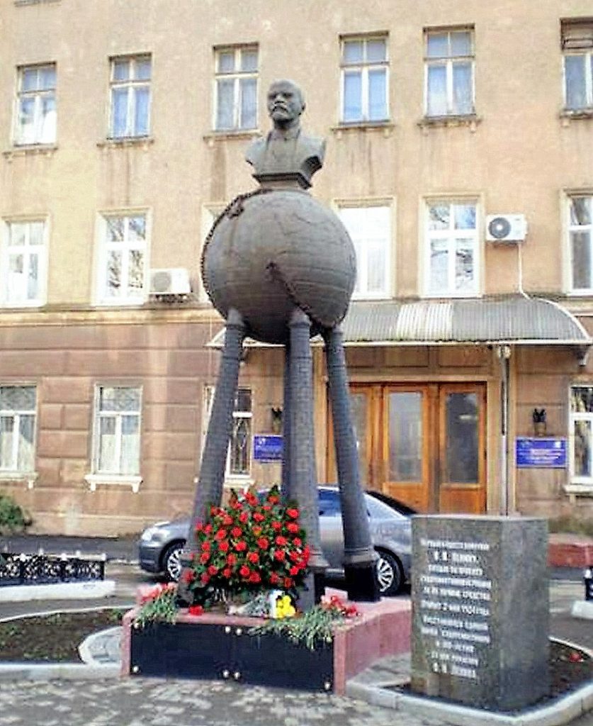 Прикольные памятники Ленину