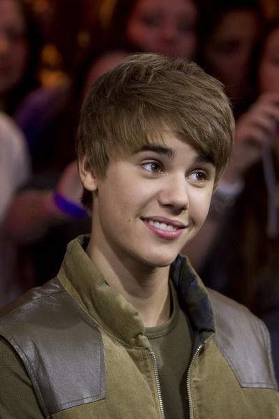 justin bieber pictures new haircut 2011. justin bieber new haircut 2011