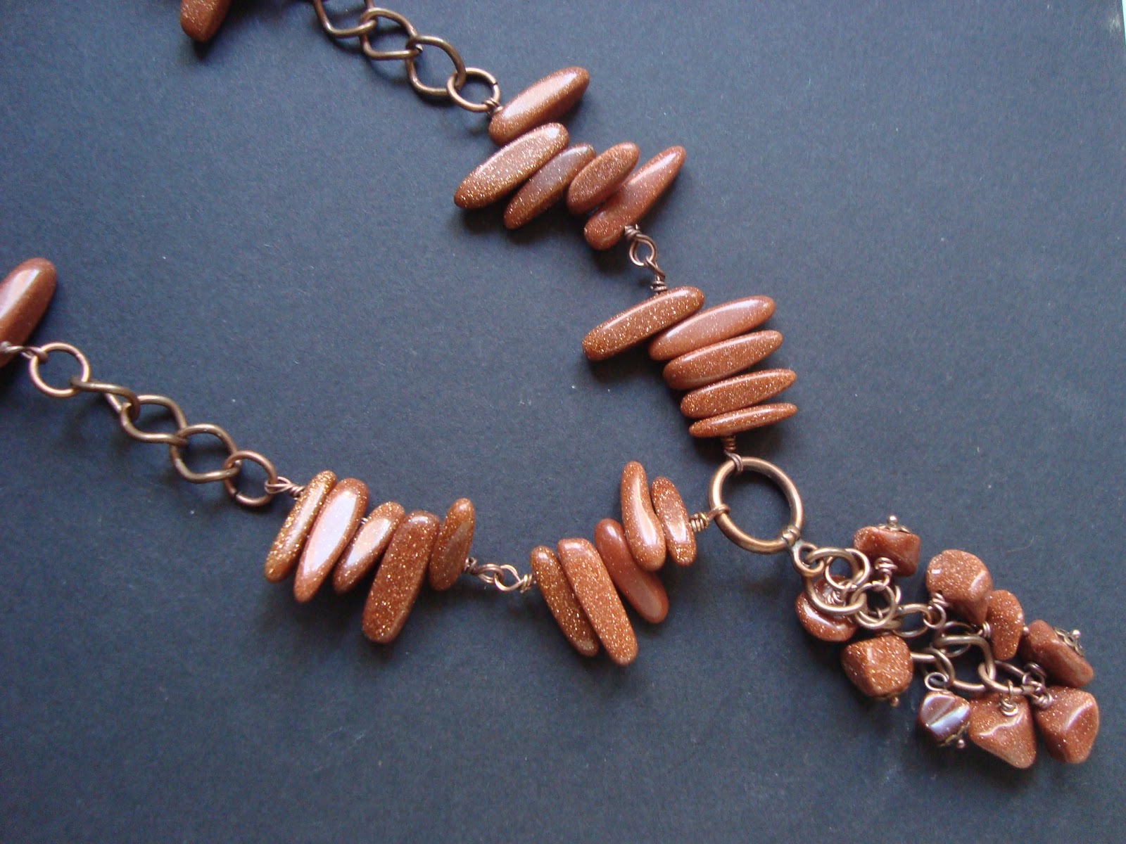 Avalaya Collana con perline in ceramica/acrilico con nappa a