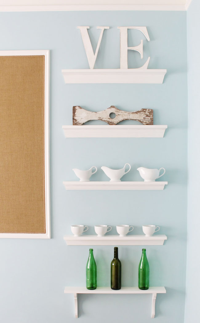 Shallow Open Shelves in Dining Room Remodelando la Casa