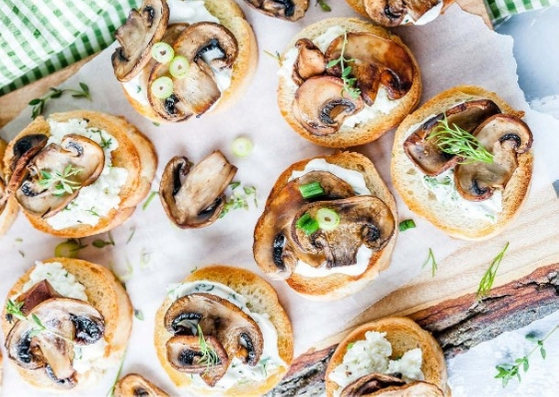 DELICIOUS MUSHROOM CROSTINI WITH HERBED CASHEW CHEESE