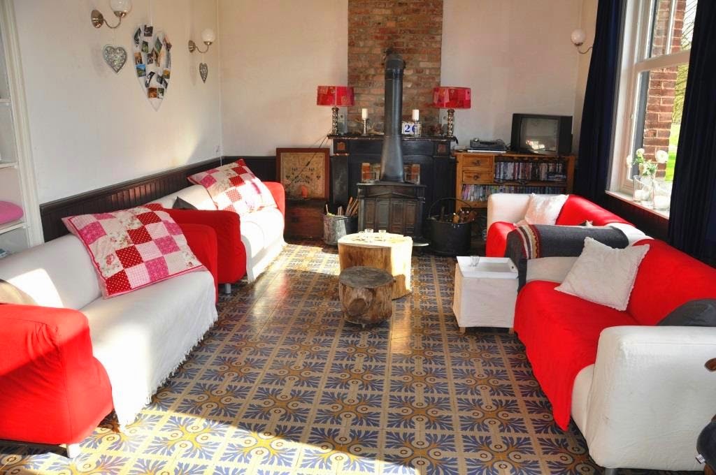 Vakantiehuis auberge le barrage/> Interieur woonkamer houtkachel