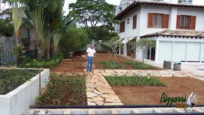 Bizzarri visitando obra onde estamos fazendo a execução do caminho de pedra no jardim, sendo caminho com pedra com junta de grama e pedra tipo cacão de São Tomé. 30 de janeiro de 201
