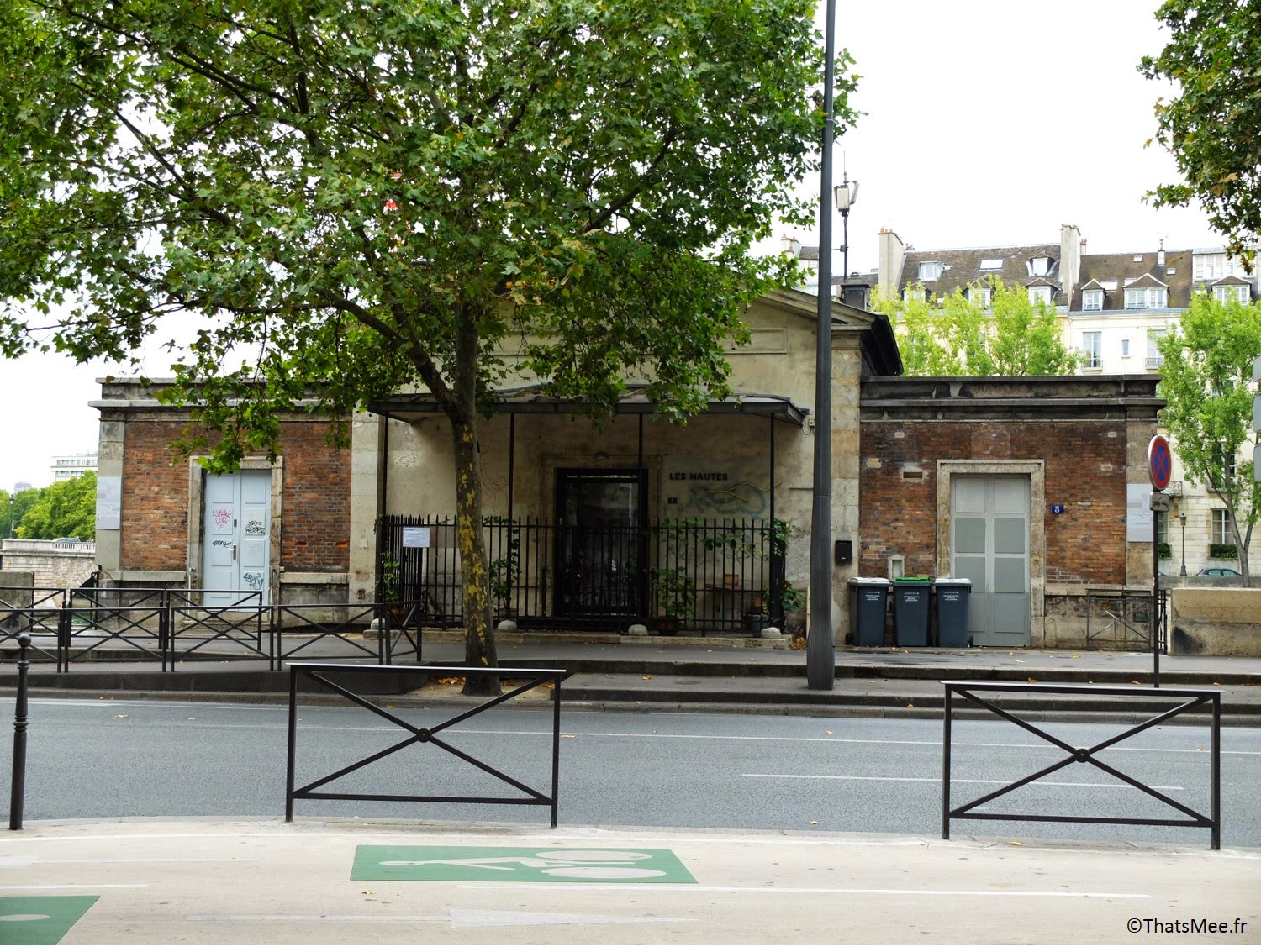 terrasse restaurant Les Nautes Paris quai des Célestins vue sur la Seine  auvent metallique 
