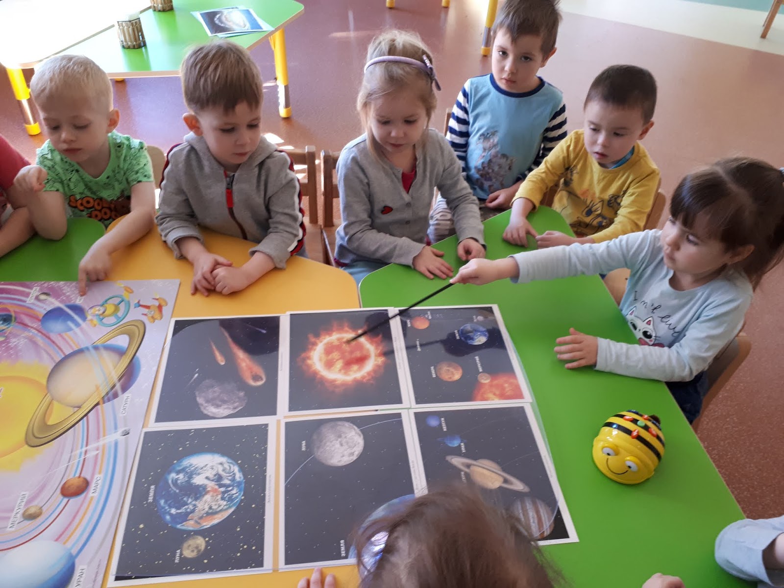 Занятие на космическую тему. Космическое занятие в садике. Занятия про космос в детском саду. Дети изучают планеты в детском саду. Дети изучают космос.