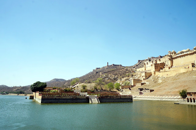 Danau di depan Amber Fort Danau di depan Amber Fort