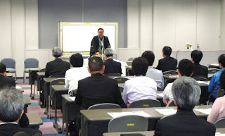 講演会講師・三遊亭楽春のコミュニケーション講演会の風景。 講演会講師・三遊亭楽春のコミュニケーション講演会の風景。