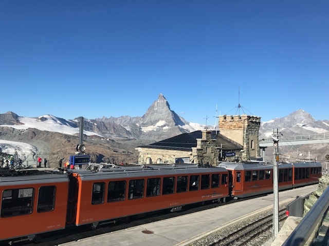 スイス・ツェルマットのゴルナーグラート山頂の駅　マッターホルンが見える