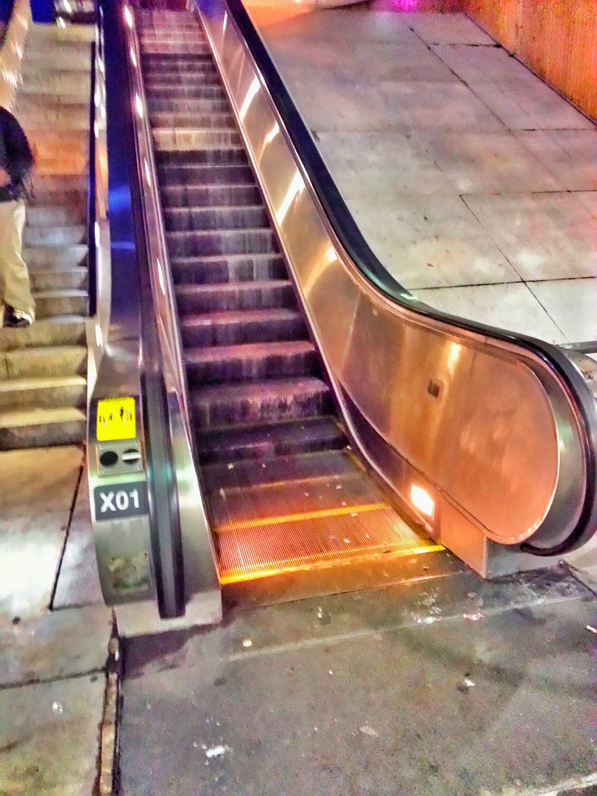Эскалатор метрополитена поднимает неподвижно. Эскалатор Фабри. Эскалатор Керчь. Направляющая стальная ступени эскалатор. Мариэль эскалатор.