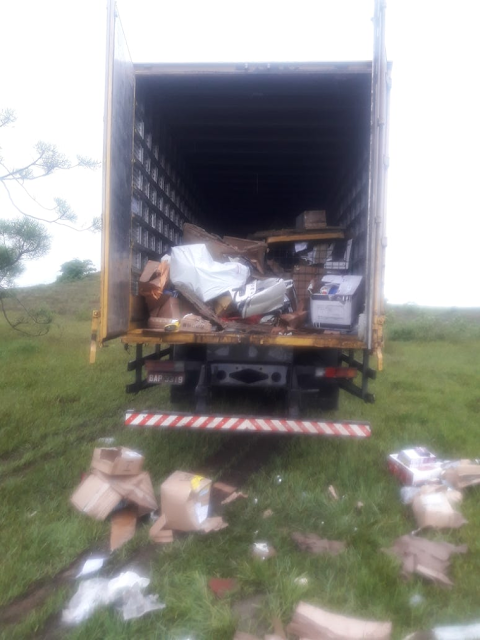 http://vnoticia.com.br/noticia/2394-bandidos-roubam-caminhao-dos-correios-em-estrada-vicinal-proximo-a-br-101-em-seis-marias