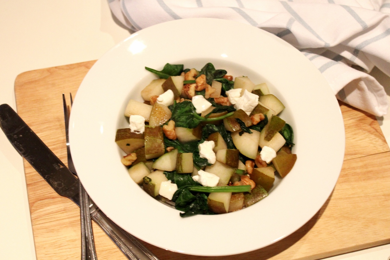 Caramelised Pear and Walnut Salad Pear and walnut salad with spinach and quinoa