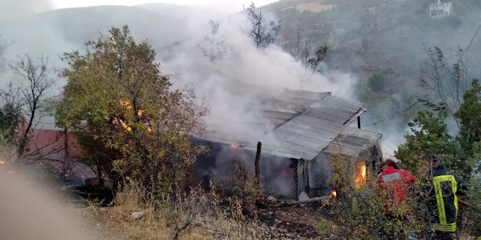 Bozkır’da Bahçede yakılan otlar bir evi yaktı.