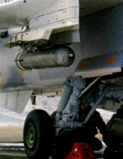 250-кг бомба ОФАБ-250ШЛ на подкрыльевом пилоне. 250-кг бомба ОФАБ-250ШЛ на подкрыльевом пилоне.