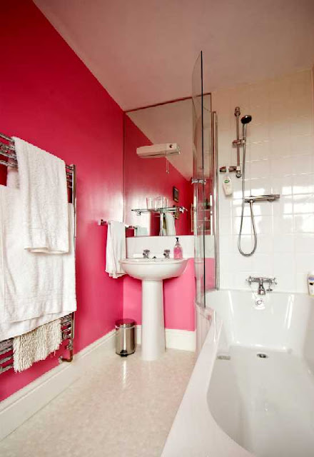Diseños de baños pequeños con color fucsia
