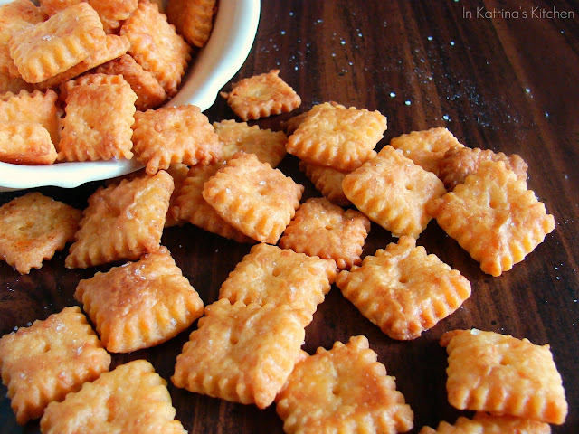 Homemade Cheez-Its #recipe from @KatrinasKitchen