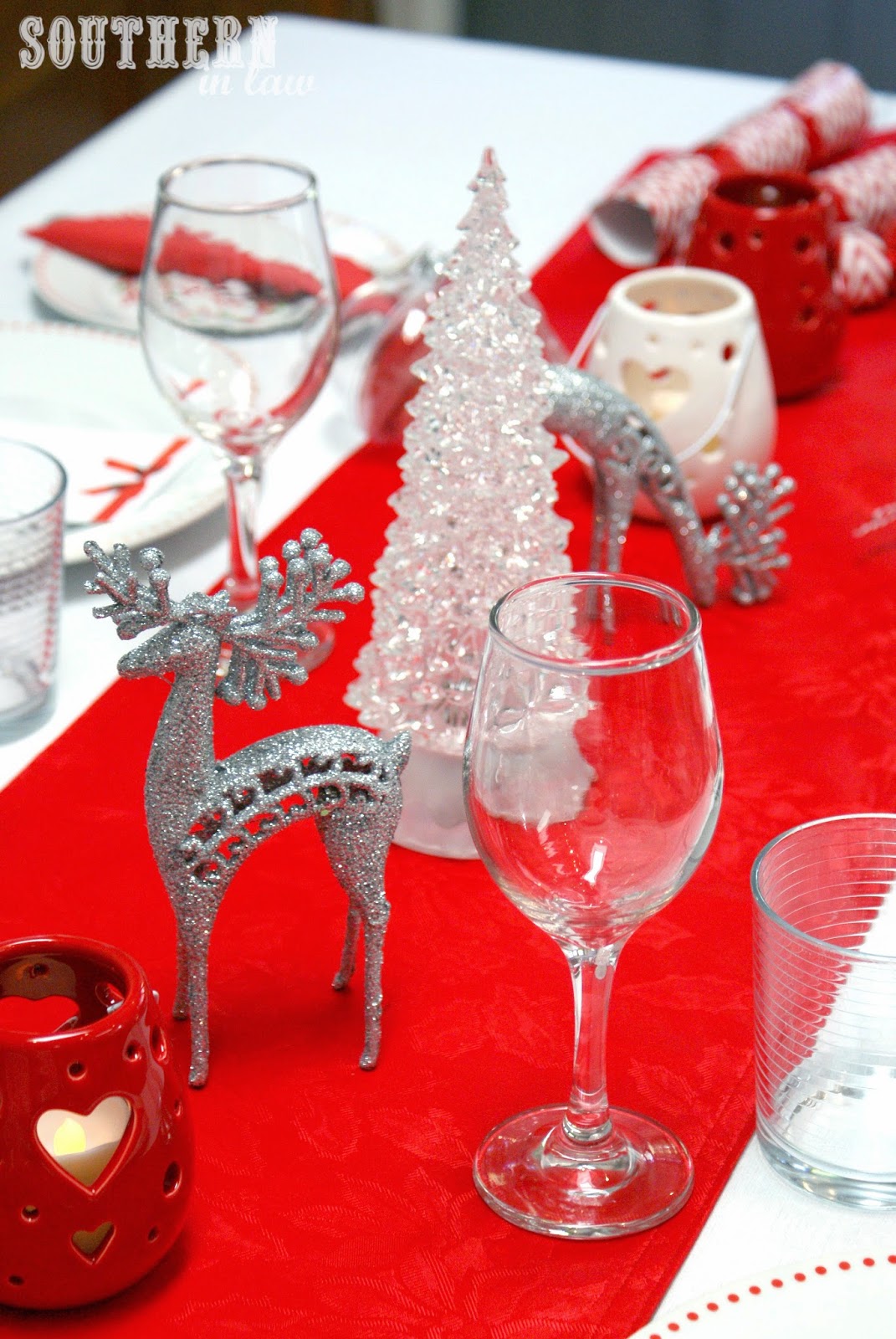 Red and White Themed Christmas Table on a Budget plus Free Christmas Printables