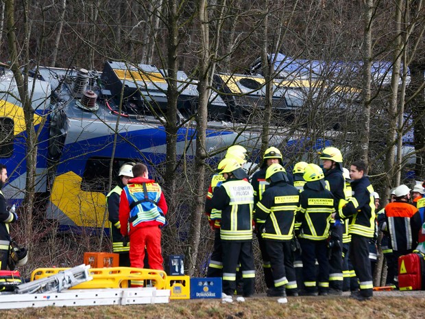 Dois trens de passageiros batem e mata 10 e fere 150