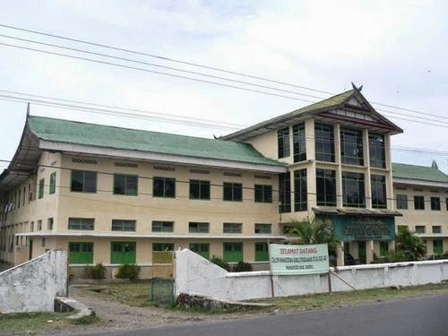 inilah kampus satu pesantren (DDI AD) tempatku belajar. Sebuah pesantren kenamaan di sulawesi selatan dengan lebih dari 130 cabang di seluruh indonesia dan malaysia, sebagai pondok berserambi cairo, Mesir. Potret diambil thn 2010 (sekarang sudah berubah setelah renov).