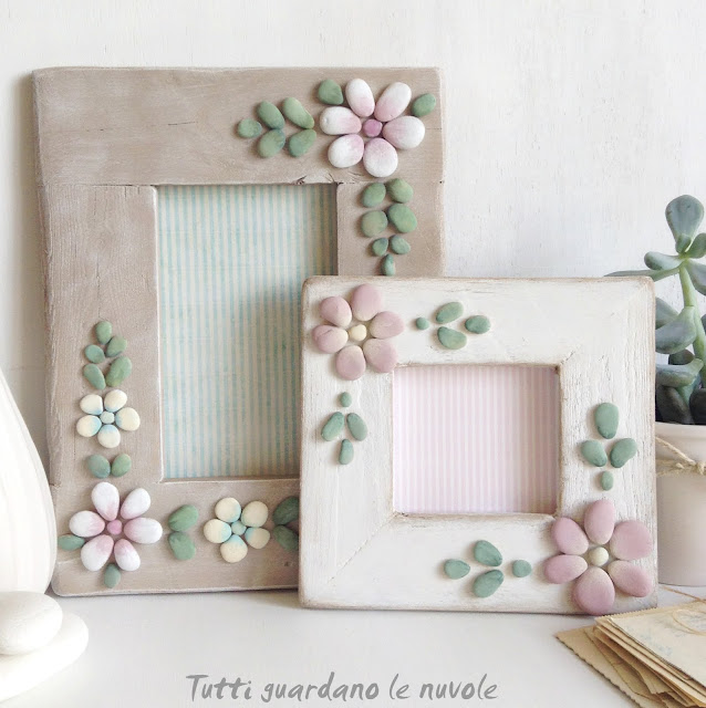 Tutti guardano le nuvole: decorare con i sassi Cornice con 3 portafoto
