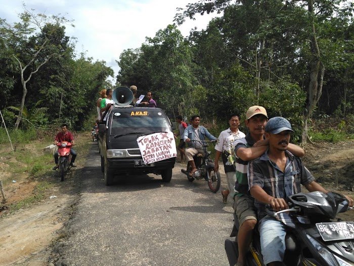 Diduga Kepala Kampung Korupsi, Ratusan Masyarakat Trimulya Jaya Geruduk Balai Desa