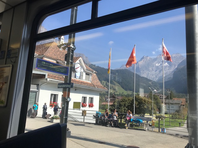 スイス・フルーティゲンから列車に乗ってブリークまでの途中駅