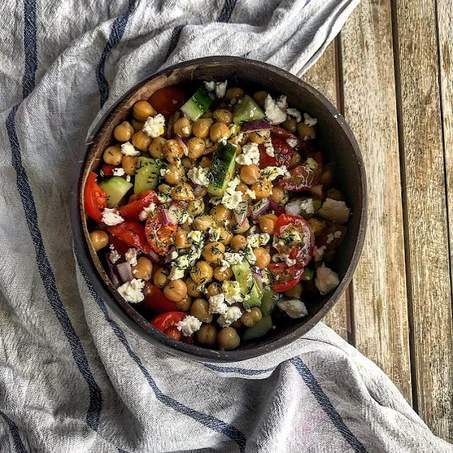 Salade grecque healthy et sa vinaigrette à l'aneth charlotte and cooking