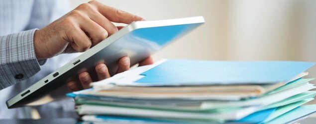 Persona en la oficina aprovechando el tiempo libre