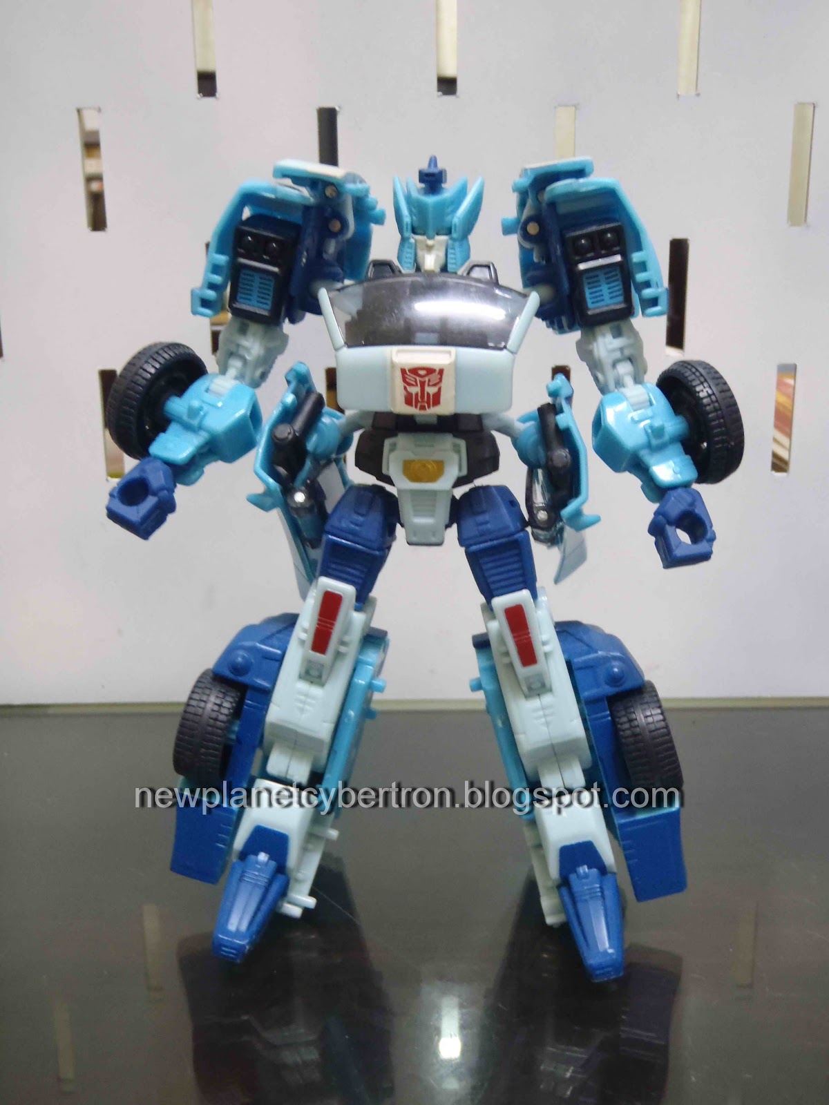 New Cybertron Transformers Review Blurr (Generations Deluxe)